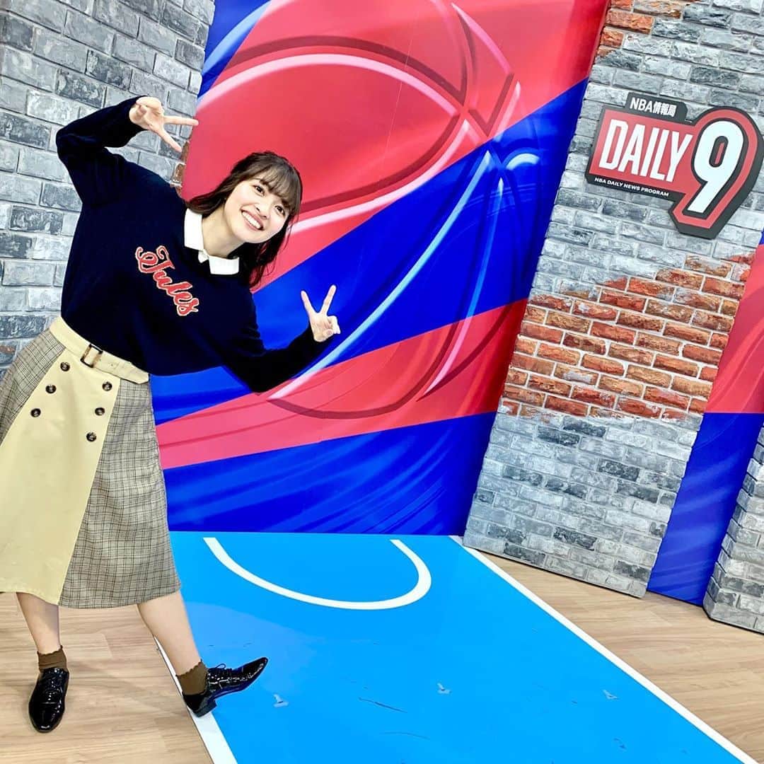 のインスタグラム：「#プレッピー ！スタッフさんに高校生みたいと言われましたこんばんは！ . 今夜の #DAILY9 は #グローバー さん #塚本清彦 さんとお届け！ #MAILMAN #カールマローン の特集です☺️ . 衣装は #Fint さんです☺️」