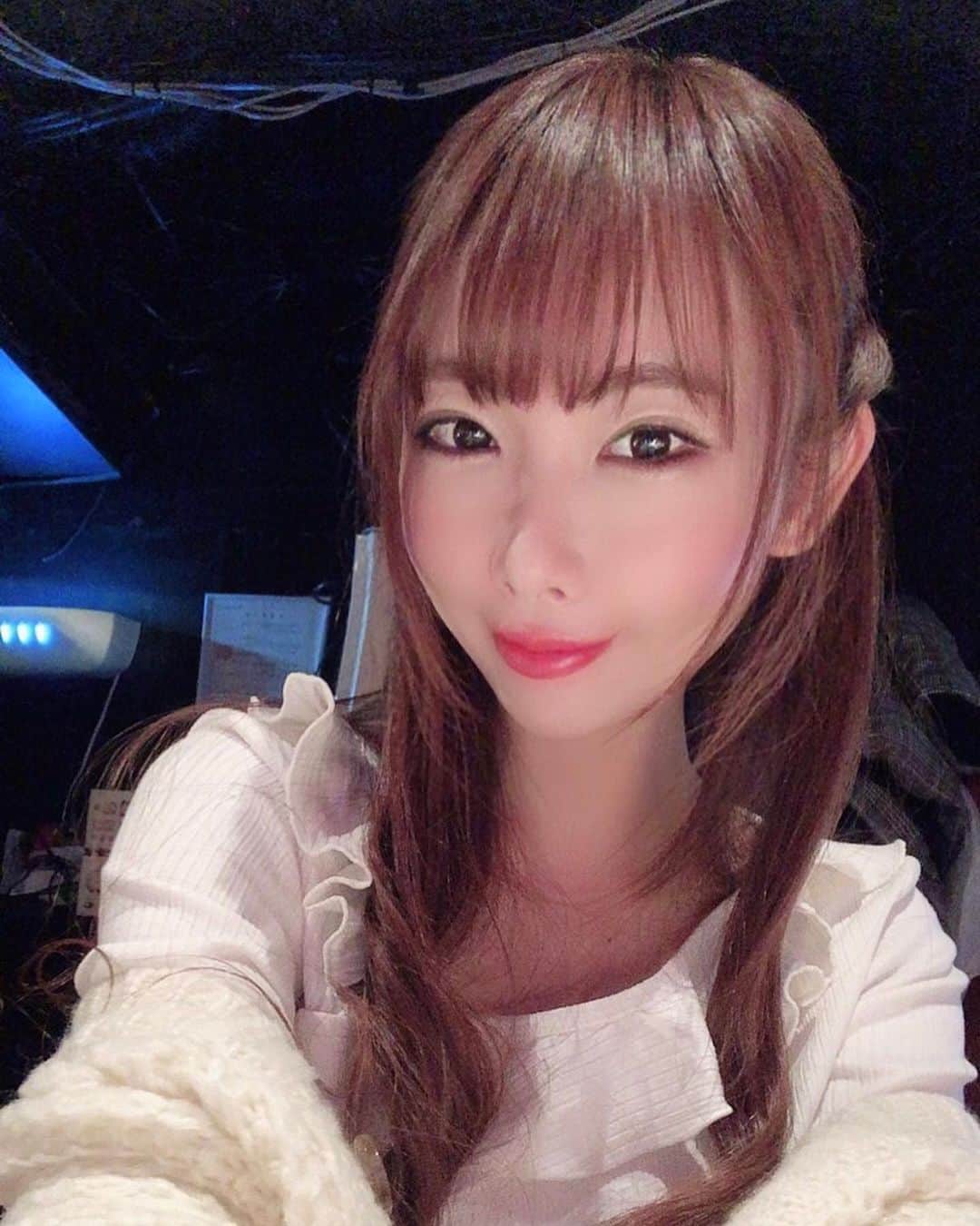 のインスタグラム：「無事にドラマの撮影終わって、名古屋へ向かってるよ🚅💞 名古屋ご飯楽しみーーっ💜😆💜 明日は、 💖CRAさん5周年イベント💖  ゲスト出演❣️ ドラマの撮影も無事に終わったし、明日はめいいっぱい楽しもうーーっ🔫💞 #japan #japanesegirl #dorama #talent #actress #terebijonn #makeup #sakachikumi #坂地久美 #サバゲー #サバイバルゲーム #ゲスト出演」