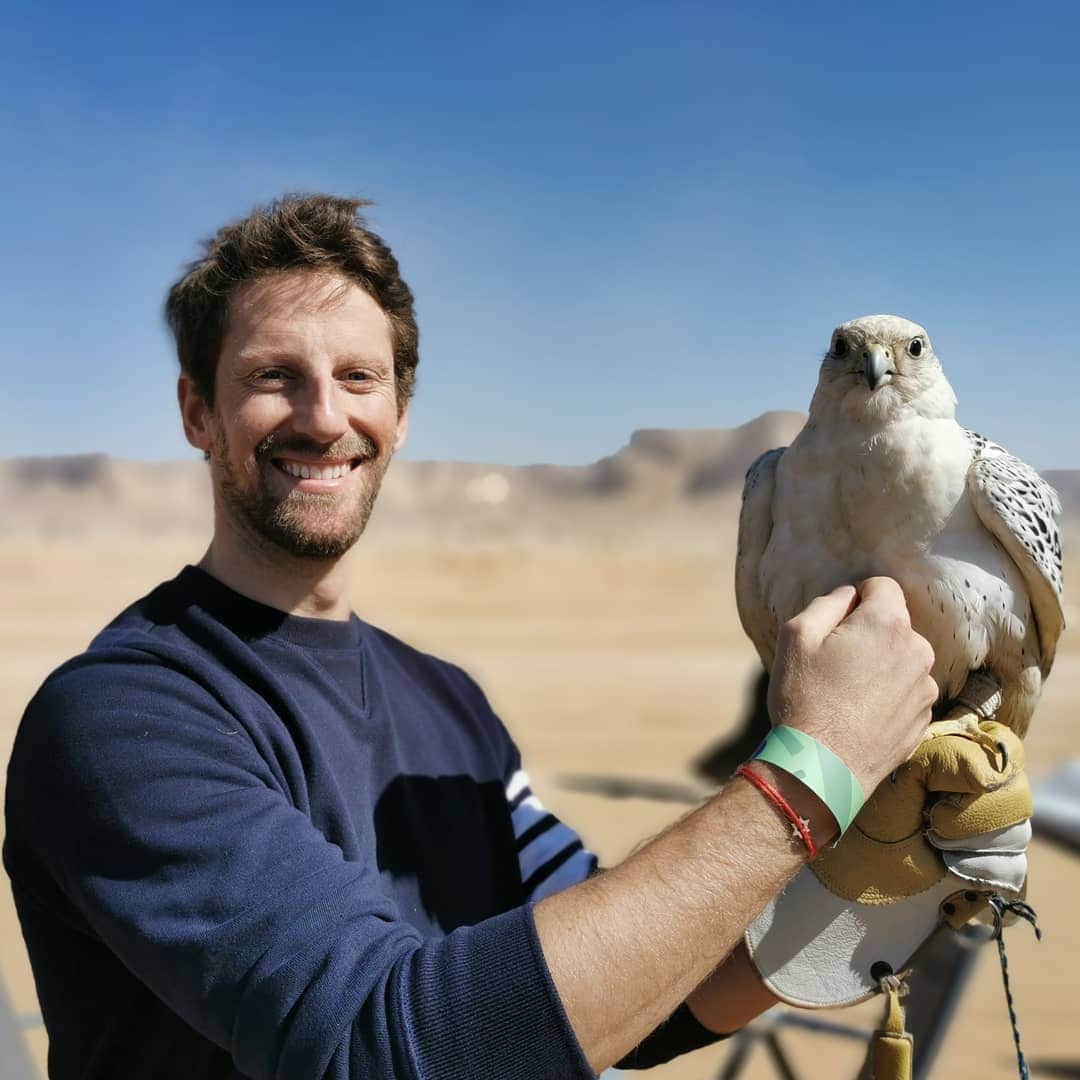ロマン・グロージャンのインスタグラム：「Making new friends 👌 #r8g #qiddiyasomuchmore #dakar」