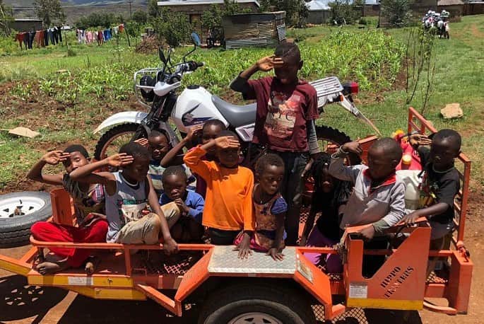 MotoGPさんのインスタグラム写真 - (MotoGPInstagram)「Using motorcycles to help improve lives 🏍 // @two_wheels_for_life carry out a programme in Lesotho (Southern Africa) to train health workers 👩‍⚕👨‍⚕ in extreme riding skills with the help of the 12-time Trial World Champion @dougielampkin12 so they can reach people in difficult to access communities 💪 #SwipeLeft ⬅️ for more pics of this project! #Motorbike #Motorcycle #RidersForHealth  #MotoGP」1月17日 20時15分 - motogp