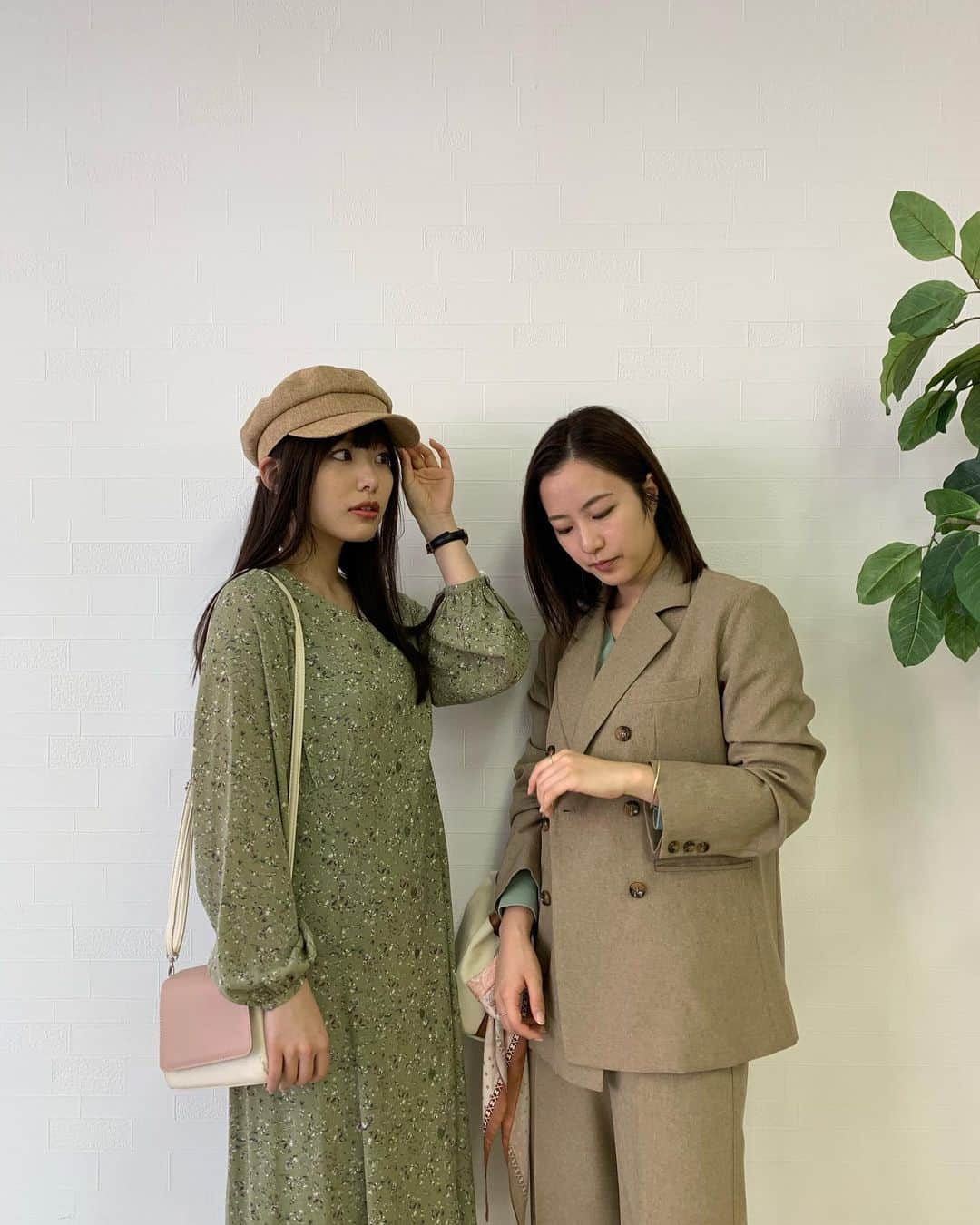 えのきさりなのインスタグラム：「. #mewsrefinedclothes さんの 2020s/s 展示会にお邪魔させていただきました。  今季注目の"くすみパステル"と"砂漠カラー"が取り入れられている シンプルでフェミニンなお洋服が多くありました👗 試着では、私は可愛い系ではなくメンズライクな#セットアップ を。 みおとグリーン被りしたのはたまたま❤︎ さすが❤︎ （サイズ感と色味をお伝えしたいのでno加工のカメラのままのお写真です） #ミューズootd #展示会　#2020ss」