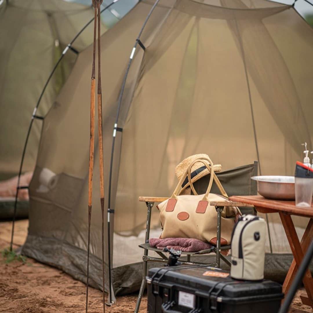 ジョンチャップマンのインスタグラム：「Go wild with our Medium Classic Holdalls @silverless #madeinengland #travel #safari #holidayluggage #luggage #travelphotography #travelgram」
