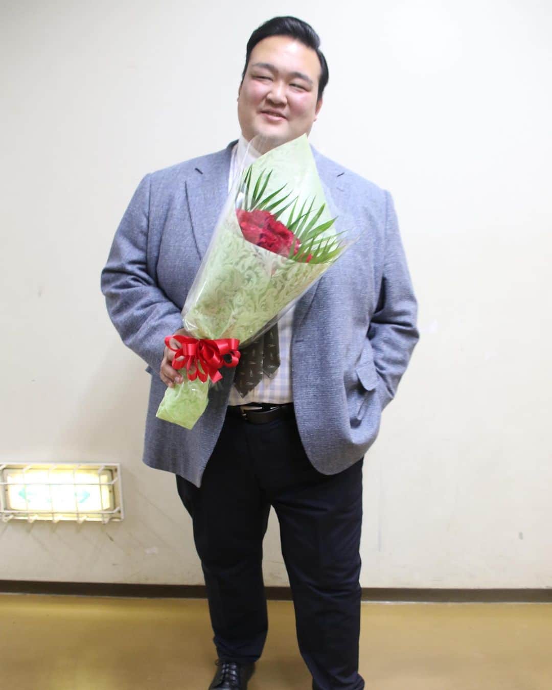 日本相撲協会さんのインスタグラム写真 - (日本相撲協会Instagram)「荒磯親方（元稀勢の里）がバラの花束をお客様のお席でプレゼント🌹✨ ＳＮＳ写真投稿キャンペーン、当選イベント。 ９月場所と１１月場所の当選者、各１名の方が参加されました！  新たなキャンペーンを実施中🎁 当選者には本場所のマス席（４名分）をプレゼントいたします！  応募方法⬇️ #sumowith #私を相撲に連れてって @友達のアカウント を付けて、投稿ください！ ※来場されていない方も参加いただけます👀  @sumokyokai ﻿ #sumo﻿  #相撲 ﻿ #力士﻿ #お相撲さん﻿ #大相撲 ﻿ #初場所 ﻿ #一月場所  #バラ #﻿バラの花束 #プレゼント #稀勢の里 #荒磯親方」1月17日 20時19分 - sumokyokai