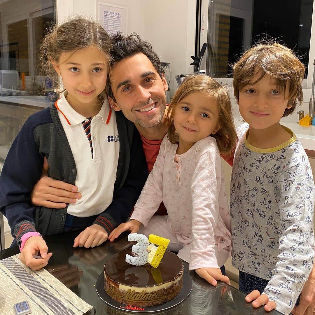 アルバロ・アルベロアのインスタグラム：「¡De prisa y corriendo he tenido que soplar las velas! Eso sí, mejor rodeado imposible y total, con 37 que me caen mejor hacer como si nada.. 🤣 Muchas gracias a todos por los mensajes! 😘😘」