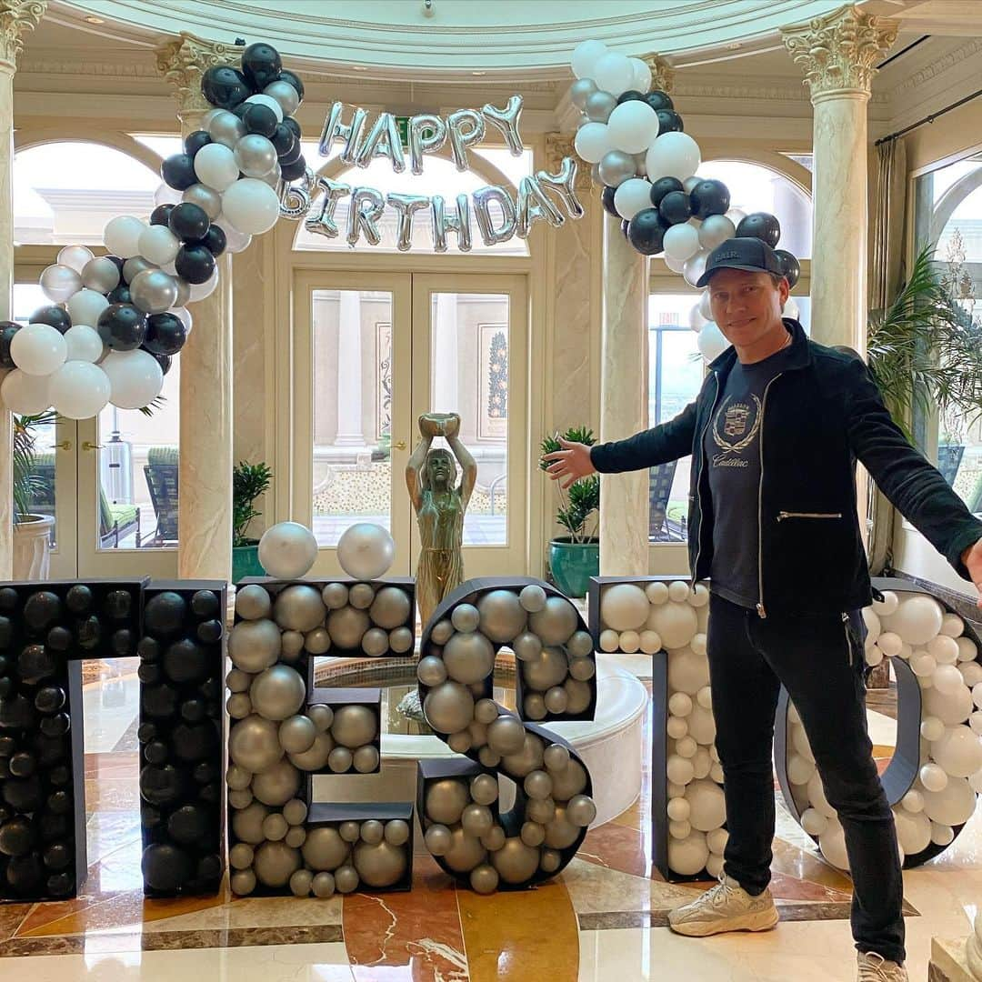 ティエストさんのインスタグラム写真 - (ティエストInstagram)「Let the birthday celebrations begin!! 🎉🎉🎉 #LasVegas」1月18日 7時10分 - tiesto