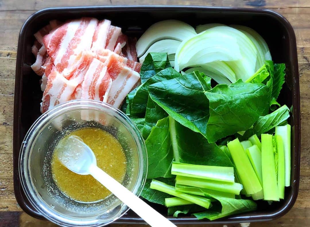Mizuki【料理ブロガー・簡単レシピ】さんのインスタグラム写真 - (Mizuki【料理ブロガー・簡単レシピ】Instagram)「・﻿ 【レシピ】ーーーーーーー﻿ ♡あっさりコクうま♡﻿ 豚肉と小松菜の塩焼きそば﻿ ーーーーーーーーーーーー﻿ ﻿ おはようございます(*^^*)﻿ 今日ご紹介させていただくのは﻿ ささっとできる塩焼きそば♩﻿ あっさりコクのある塩だれで満足感大♡﻿ 一皿でお肉も野菜も食べられますよ♫﻿ ﻿ フライパンひとつで簡単にできるので﻿ よかったらお試し下さいね(*´艸`)﻿ ﻿ ﻿ ーーーーーーーーーーーーーーーーーー﻿ 【2人分】﻿ 焼きそば麺...2玉﻿ 豚バラ薄切り肉...100g﻿ 小松菜...1/2束(100g)﻿ 玉ねぎ...1/4個﻿ サラダ油...大1/2﻿ ●水・酒...各小2﻿ ●鶏がらスープ・ごま油...各小1﻿ ●塩...小1/2﻿ ●こしょう...少々﻿ (好みで)粗挽き黒こしょう...適量﻿ ﻿ 1.豚肉と小松菜は4cm長さに切る。玉ねぎは薄切りにする。焼きそば麺は袋に1ヶ所穴を空け、600Wのレンジで2分加熱する。●は合わせておく。﻿ 2.フライパンにサラダ油を入れて中火で熱し、豚肉、小松菜、玉ねぎを炒める。豚肉の色が変わったら、麺を加えてほぐすように炒め、●を加えてさっとからめる。﻿ 3.器に盛り、粗挽き黒こしょうを振る。﻿ ーーーーーーーーーーーーーーーーーー﻿ ﻿ ﻿ 《ポイント》﻿ ♦︎麺はレンチンしておくとほぐれやすくなります♩﻿ ♦︎野菜はアレンジOK！小松菜の代わりにピーマンもおすすめです♩﻿ ﻿ ﻿ ﻿ ＿＿＿＿＿＿＿＿＿＿＿＿＿＿＿＿＿﻿ ＿＿＿＿＿＿＿＿＿＿＿＿＿＿＿＿＿﻿ 🎀新刊発売中🎀﻿ 【#ホットケーキミックスのお菓子 】﻿ ﻿ 今回は一冊まるっとホケミスイーツ♩﻿ 普段のおやつから﻿ 特別な日にも使えるレシピを﻿ この一冊に詰め込みました(*^^*)﻿ ホットケーキミックスを使えば﻿ 簡単に本格的なお菓子が作れますよ♡﻿ ﻿ 🔹ハイライトにリンクあります♩🔹﻿ ＿＿＿＿＿＿＿＿＿＿＿＿＿＿＿＿＿﻿ ＿＿＿＿＿＿＿＿＿＿＿＿＿＿＿＿＿﻿ ﻿ ﻿ ﻿ 【お知らせ】﻿ ストーリーズでは一日数回﻿ 別レシピをご紹介しております(*^^*)﻿ ＊コメントは最新の投稿に下さいますよう﻿ お願い致しますm(_ _)m﻿ ﻿ ﻿ ﻿ #ブログ更新しました﻿ ブログはプロフ画面のリンクよりご覧下さい↓﻿ @mizuki_31cafe﻿ 【Mizuki公式ラインブログ】﻿ https://lineblog.me/mizuki_official/﻿ ﻿ ﻿ ﻿ ﻿ #焼きそば#塩焼きそば#ランチ#麺#節約ごはん﻿ #Mizuki#簡単レシピ#時短レシピ#節約レシピ#料理#レシピ#フーディーテーブル#おうちごはん#おうちカフェ#デリスタグラマー#料理好きな人と繋がりたい#料理ブロガー#おうちごはんlover#器#マカロニメイト#ブログ#器﻿ #foodpic#follow#cooking#recipe#lin_stagrammer#豚肉と小松菜の塩焼きそばm」1月18日 7時10分 - mizuki_31cafe