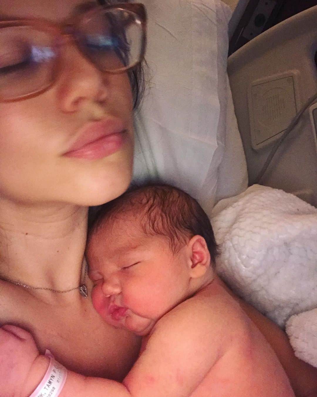 タミン・サーソクさんのインスタグラム写真 - (タミン・サーソクInstagram)「ONE. One year today. I remember being so scared. Scared to have a second C Section. Scared that I hadn’t chose the right path for Lennon Blue to enter the world. Because as a woman I thought that a natural birth was what my body was “meant” to do. Our doctor had strongly recommended another C section but I fought. Fought for months even through she wouldn’t descend and kept turning face up. Two days before she were born something hit me physically in the gut. I shot up in my bed. Something said I need to get her out. Via c- section. When the day came for us to meet everything was routine (I mean I seem to always react badly to the spinal and my blood pressure drops dramatically ) that being said, we were ok and I’d never felt my heart love something so deeply (other than her sister). The doctor came to me after he stitched me up. He looked relieved. I asked him what was the look on his face and then he told me one of the most chilling things I had heard. Lennon’s face had almost ruptured through my scar. She was hours away from ending up in my stomach. The likelihood of survival of that situation is low. For both of us. There are no symptoms. He said that if Phoenix had jumped on me, or I had laughed too hard or gone into labor that would be that. I’m sharing my story, not to scare anyone as birth is the most natural and beautiful thing but as a conversation to be had surrounding birth. If I didn’t trust my gut AND my doctor we would be in a very different situation today. My C section saved us. And many others. We did not fail. We chose what was best for us. Mothers need to be celebrated for EVERY choice they make. Happy 1st birthday Lennon. Thank you for letting us love you. You are are our world. ❤️」1月18日 7時13分 - tamminsursok