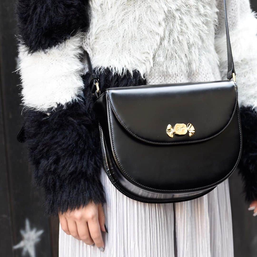 キューポットさんのインスタグラム写真 - (キューポットInstagram)「Winter style with Q-pot. ❄️❄️❄️ Our new "Candy Shoulder Bag"  is made with beautiful leather.  Don't forget look "Shiny Candy Brooch" on fluffy sweater too🍬🍬 #qpot #qpotcafe #harajuku #ootd」1月18日 7時14分 - press_qpot_international