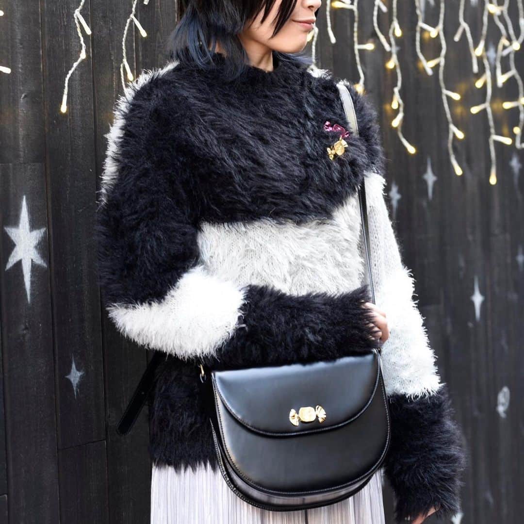 のインスタグラム：「Winter style with Q-pot. ❄️❄️❄️ Our new "Candy Shoulder Bag"  is made with beautiful leather.  Don't forget look "Shiny Candy Brooch" on fluffy sweater too🍬🍬 #qpot #qpotcafe #harajuku #ootd」