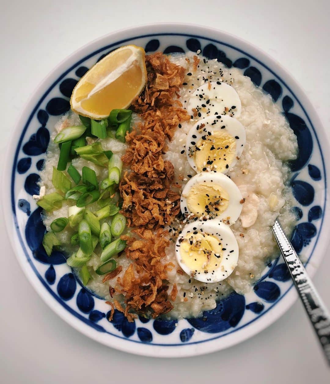 のインスタグラム：「Rice and shine! More like rain and shine in these parts. 🌧 A perfect way to start a rainy Friday morning. One of those days where I woke up and remembered I had broth, chicken and rice, and plenty of alliums. So I thought, mmm that sounds good for breakfast. Who doesn’t think that when they first wake up? 😆 Arroz caldo (Filipino style congee) with scallions, fried onions, egg and a heavy dash of Trader Joe’s Everything Bagel seasoning. Not conventional but with congee I think anything goes!」