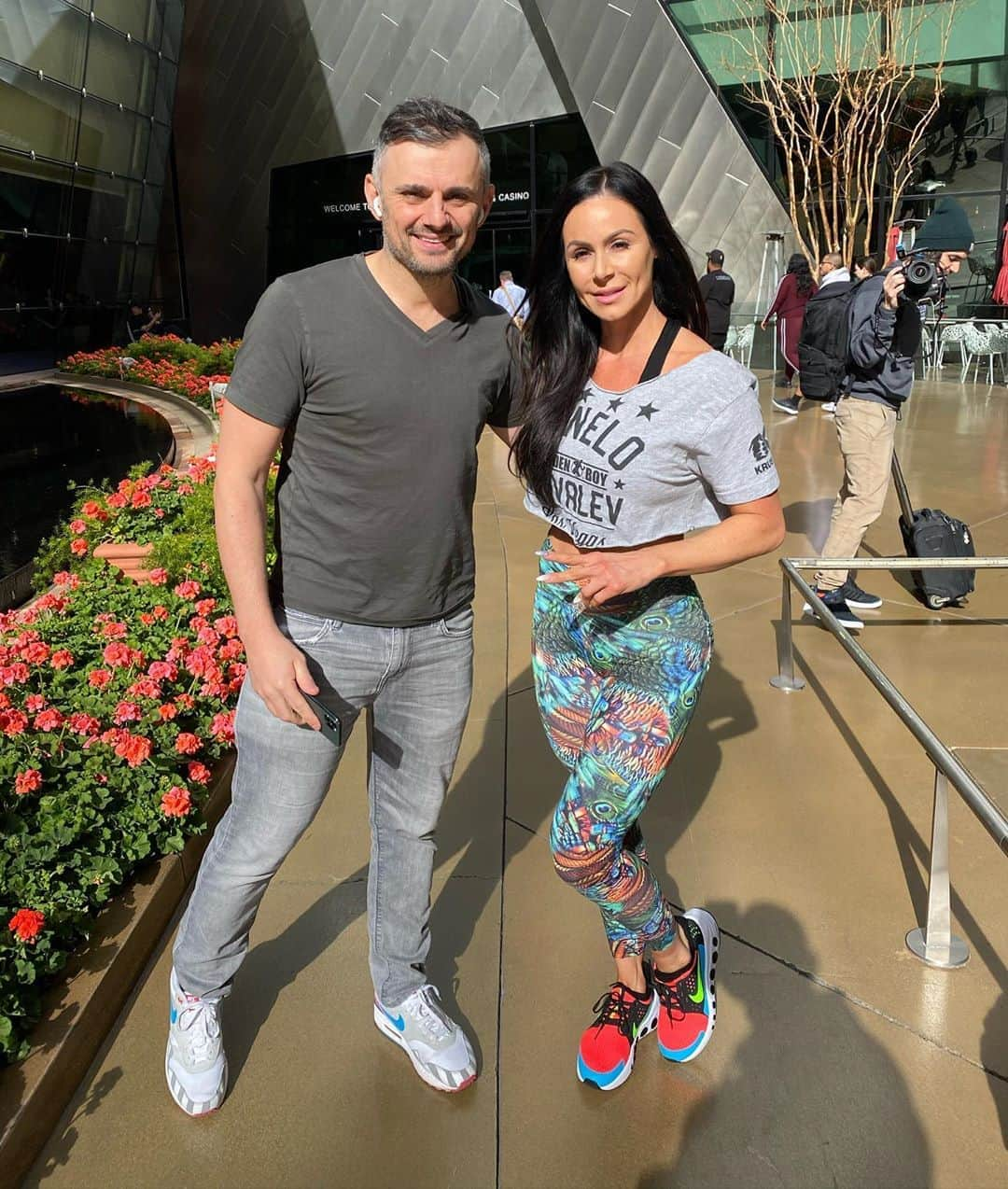 Kendra Lustさんのインスタグラム写真 - (Kendra LustInstagram)「Thank you for taking the time to say “Hello!” @garyvee 🙌🏻 even while you were recording! I LOVE to hear u speak!! You have motivated me to think differently, own who I am, take my own path and not give a F$&k 💪🏻 #Vegas #motivation #lifeistooshorttobeunhappy #workhard #perserverance」1月18日 5時42分 - kendralust