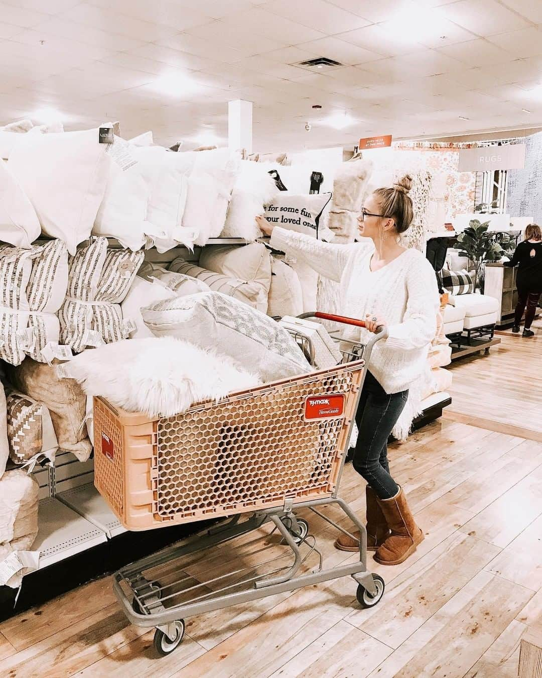 HomeGoodsさんのインスタグラム写真 - (HomeGoodsInstagram)「Fridays are for finding 🛍 #GoFinding (📸: @courtneyraestyles)」1月18日 6時00分 - homegoods