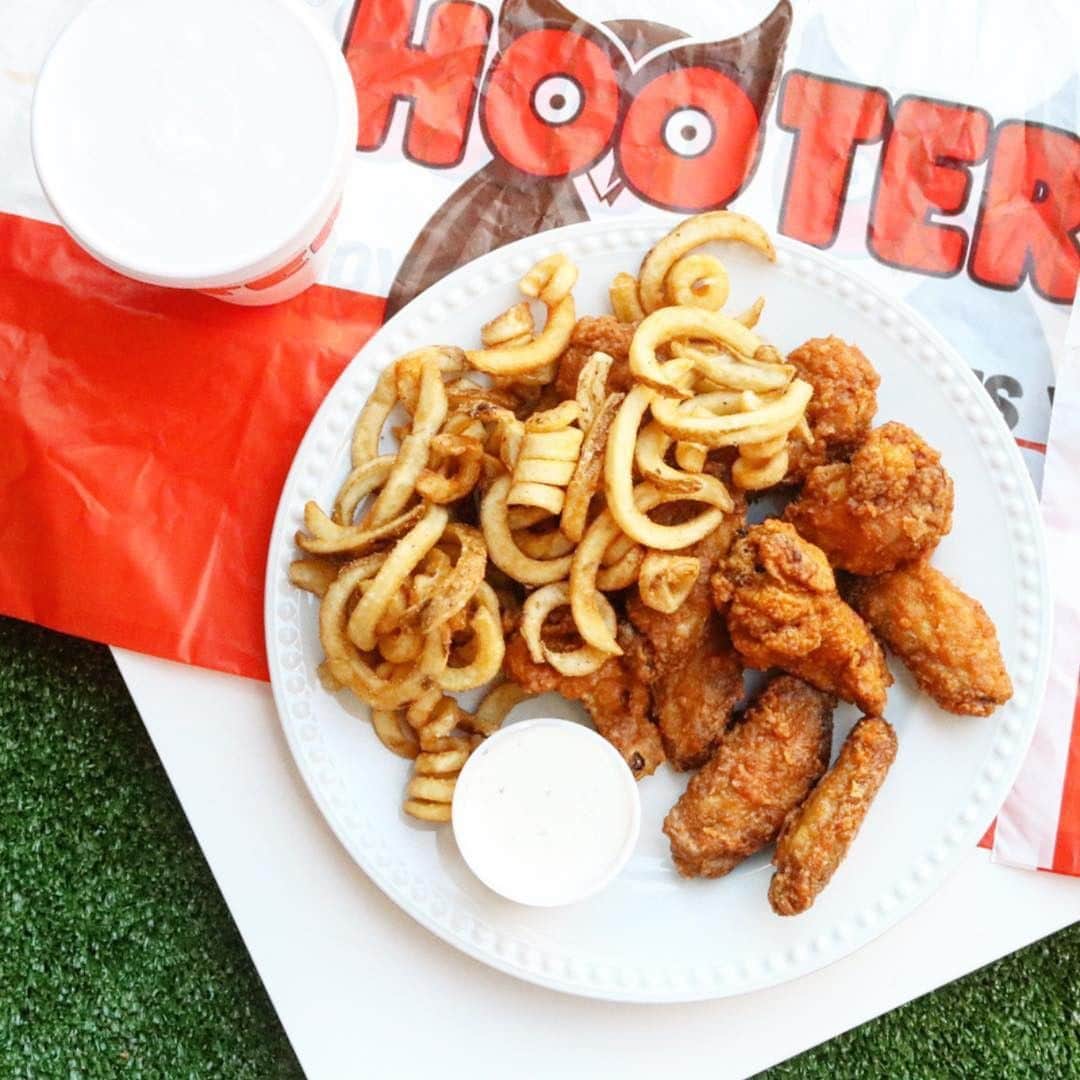 Hootersさんのインスタグラム写真 - (HootersInstagram)「The big game day is fast approaching! 🏈 Less than a month to get your plans in order — and we’re here to help. Pre-order your football day grub so you don’t have to sweat it later. HootersToGo.com」1月18日 6時05分 - hooters