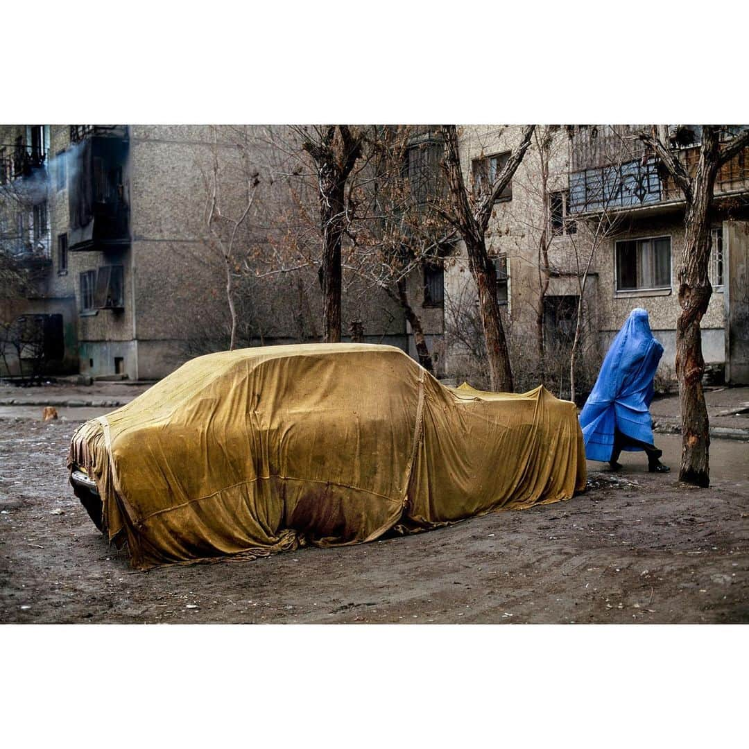 スティーブ・マカリーさんのインスタグラム写真 - (スティーブ・マカリーInstagram)「A woman walks home through an apartment complex in Microrayon 3, #Kabul, #Afghanistan, 2002.  #SteveMcCurry #SteveMcCurryAfghanistan」1月18日 6時32分 - stevemccurryofficial