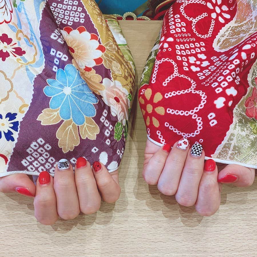 市川愛美のインスタグラム：「成人式のためのネイル  普段ネイルをしないけど この日は特別な日だから 晴れ着にあわせて ベースを赤と白 模様を黒にしてみました♪  爪弱いから優しいジェルネイルにしてもらった💅」