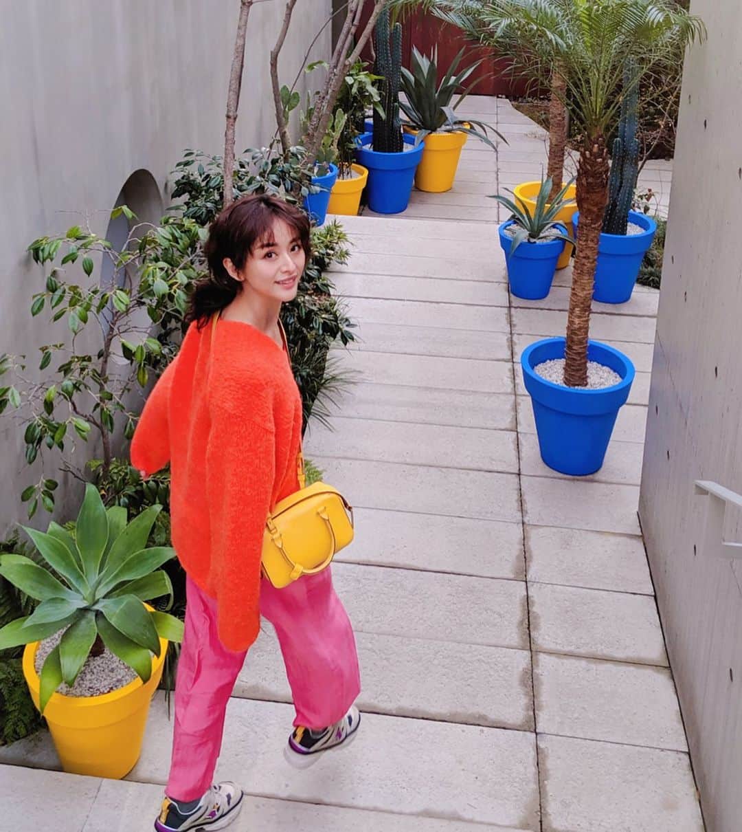 Yoshiko Kris-Webb クリス-ウェブ佳子さんのインスタグラム写真 - (Yoshiko Kris-Webb クリス-ウェブ佳子Instagram)「今週は美容関連のイベントが盛り沢山でした✨ @yslbeauty が“過労肌”に挑んだ新たなエイジングケアライン #ピュアショット シリーズの体験会へ行ったのは木曜日のこと。会場はサンローランが愛したマラケシュにあるマジョレル庭園のようでした。  特に優れているのは、肌の絶対成分バランス(ビタミンC, アミノ酸＆ペプチド, ビタミンE＆B3, ヒアルロン酸, ATP)を立て直す夜用美容液ピュアショット ナイトセラム。これは化粧水のすぐ後に！(全商品1月4日から発売)  今年の開運色、ピンクとイエロー。それにステラ薫子先生に教えていただいた私のパーソナル開運色、オレンジとパープル(イエローもそう)をプラス。色の組み合わせには時々理由があります😊オーウェン・ウィルソンさんに遭遇したのもこのイベント直後で、開運カラーのスタイリングが功を奏しました✨」1月17日 22時19分 - tokyodame