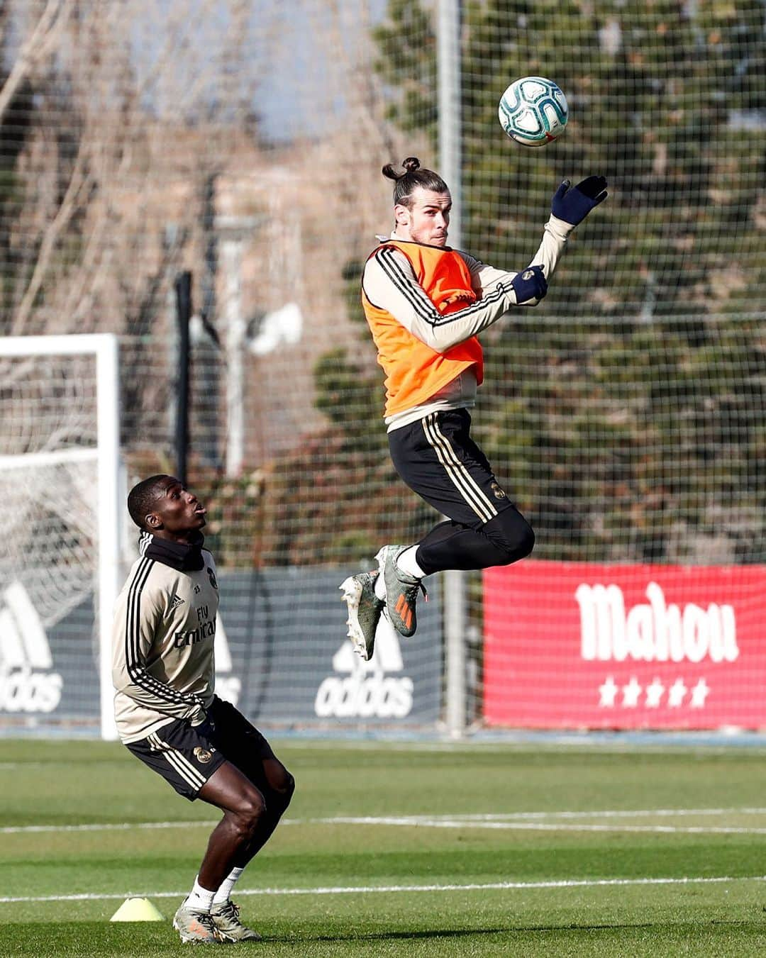 レアル・マドリードさんのインスタグラム写真 - (レアル・マドリードInstagram)「🚀 Flying into the weekend like @GarethBale11... 😳 @Ferland_Mendy ¡Volando hacia el fin de semana! #RMCity | #HalaMadrid」1月17日 22時37分 - realmadrid