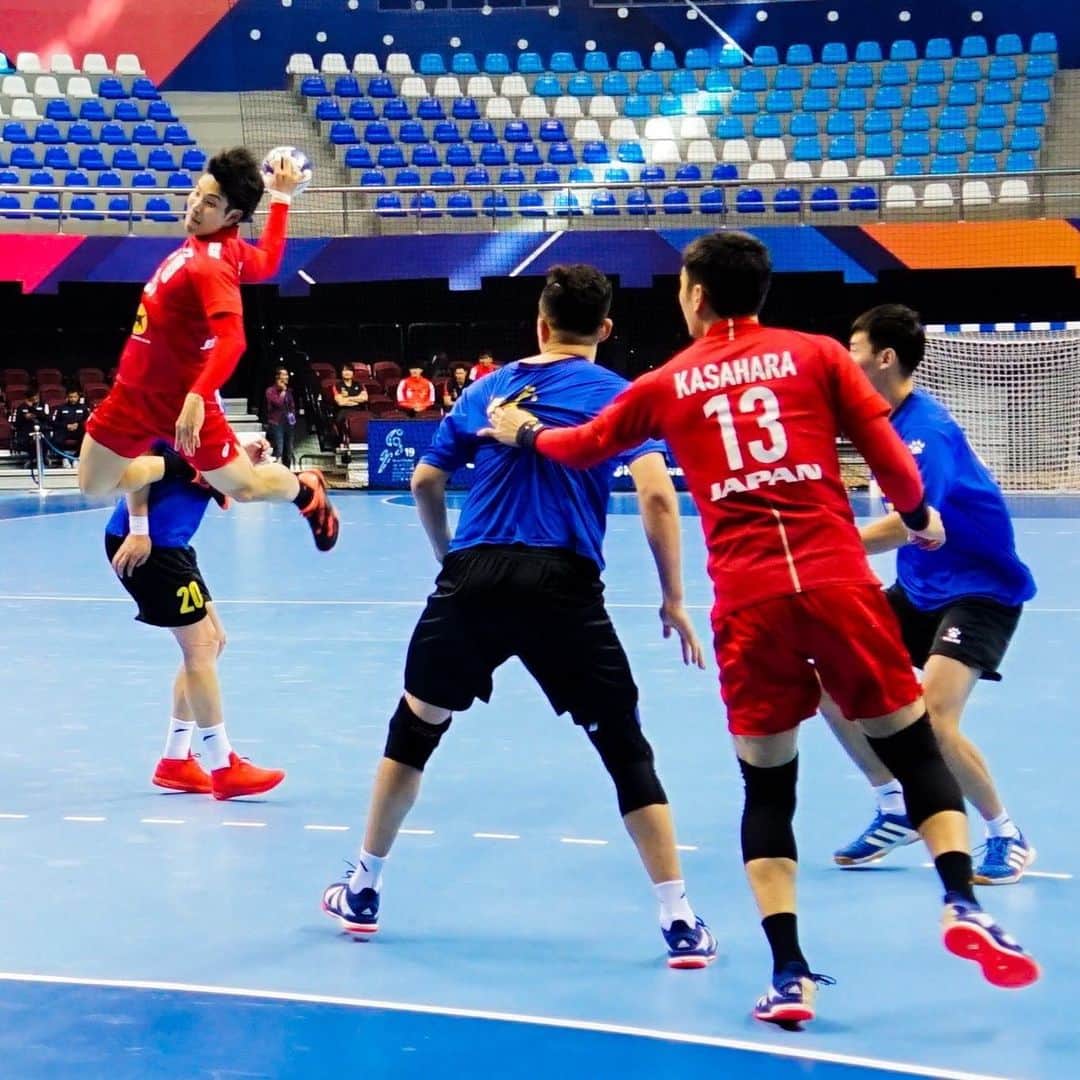 吉野樹さんのインスタグラム写真 - (吉野樹Instagram)「《アジア選手権》 vs中国🇨🇳　39-16で勝ちました！ 中国の選手恐かったー…🤣笑  明日はカタール🇶🇦 チャレンジャーでぶつかっていきます！ 応援宜しくお願いします！  日本時間23:00〜 alkass.net/alkass/live.as… 見れなかったらすみません🙏  #彗星JAPAN #handball #Asia_2020」1月17日 22時46分 - tatsuki.yoshino23