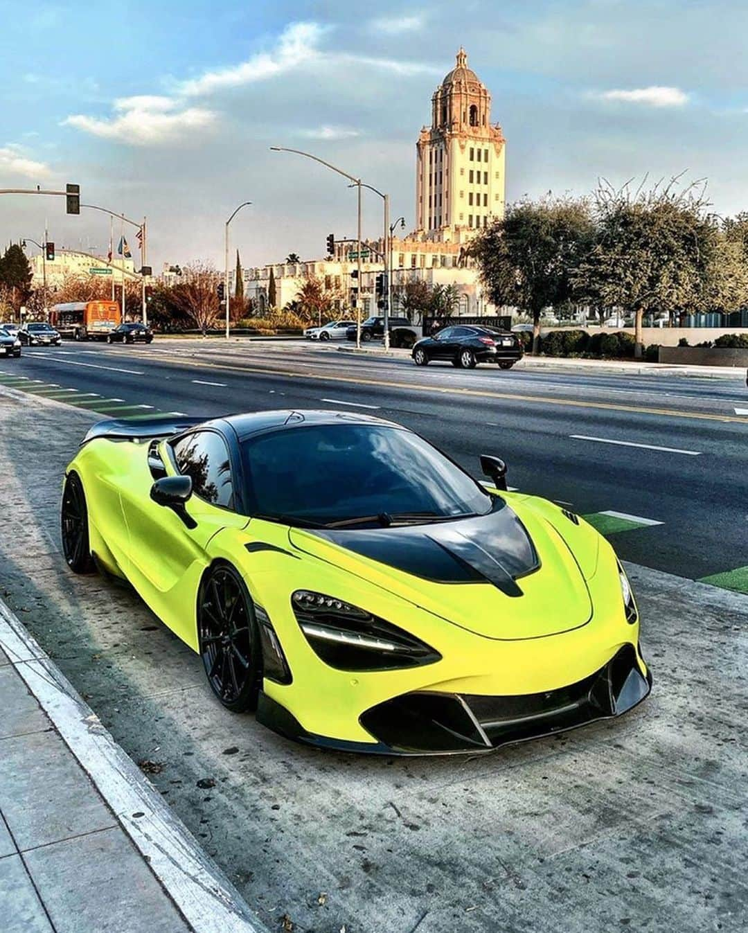 CARLiFESTYLEさんのインスタグラム写真 - (CARLiFESTYLEInstagram)「Is the McLaren 720S worth the money? Comment your thoughts below! #carlifestyle Photo @rdbla #720s #Mclaren」1月17日 22時47分 - carlifestyle