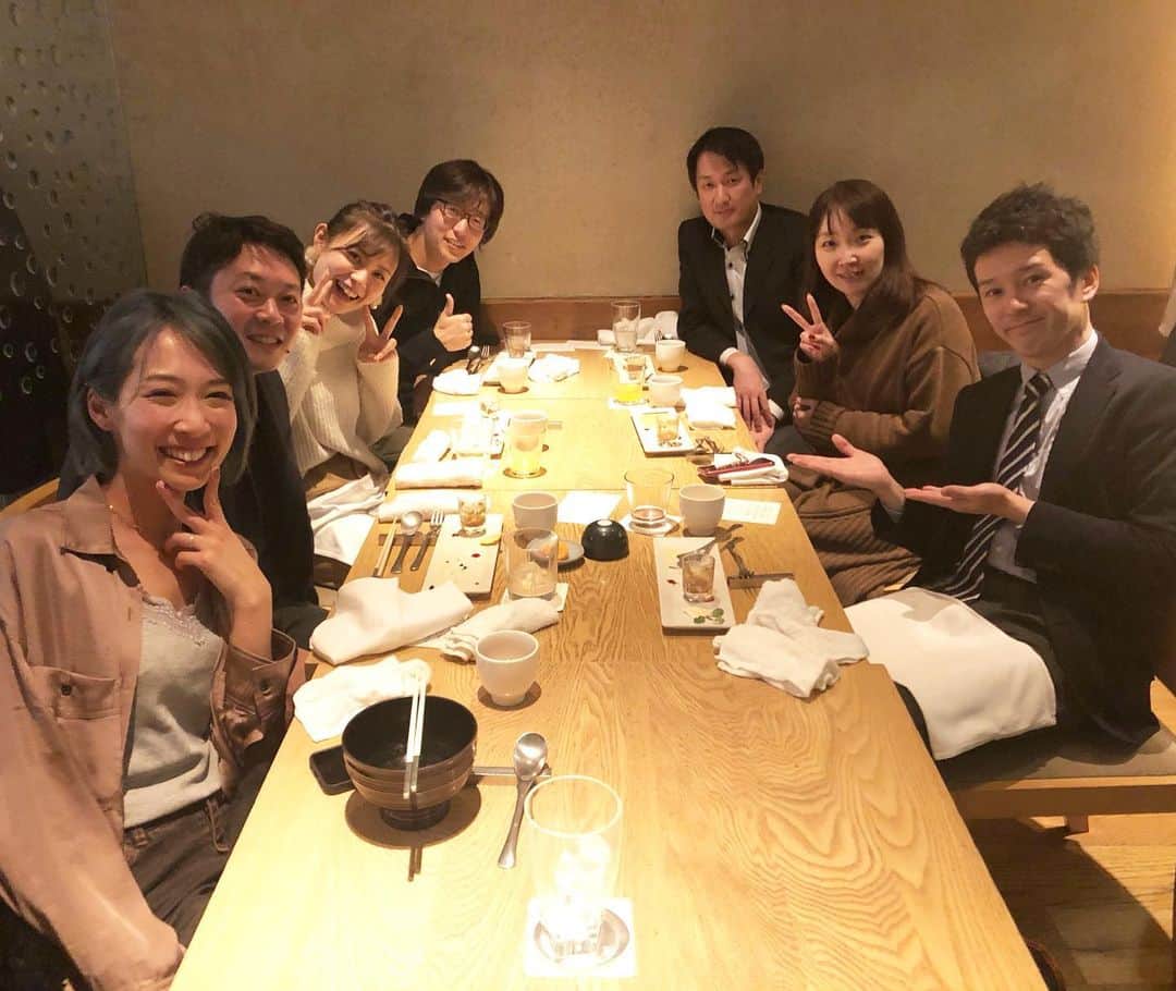 朝見心のインスタグラム：「(∵)﻿ クライアントさんに﻿ プロデューサーさんに﻿ ディレクターさんに﻿ 制作さんに﻿ キャスト﻿ ﻿ もうこのメンバーで広告撮れるやん！﻿ という謎のメンバーで新年会しました＼(∵)／﻿ ﻿ 思い返せば﻿ 3年も前にお世話になった現場の皆さんで﻿ 未だにこうやってお会い出来る関係が﻿ 本当に貴重で嬉しいです﻿ ﻿ ありがとう！！！﻿ ﻿ マジックも教えてくれてありがとう！﻿ ﻿ 当時の制作メンバーも﻿ 現在の制作メンバーも﻿ 入り乱れたこの自由な空間﻿ ﻿ 心に﻿ 幸せマイル溜まりそう﻿ ﻿ また夏の陣で会いましょう！！！﻿ ﻿」