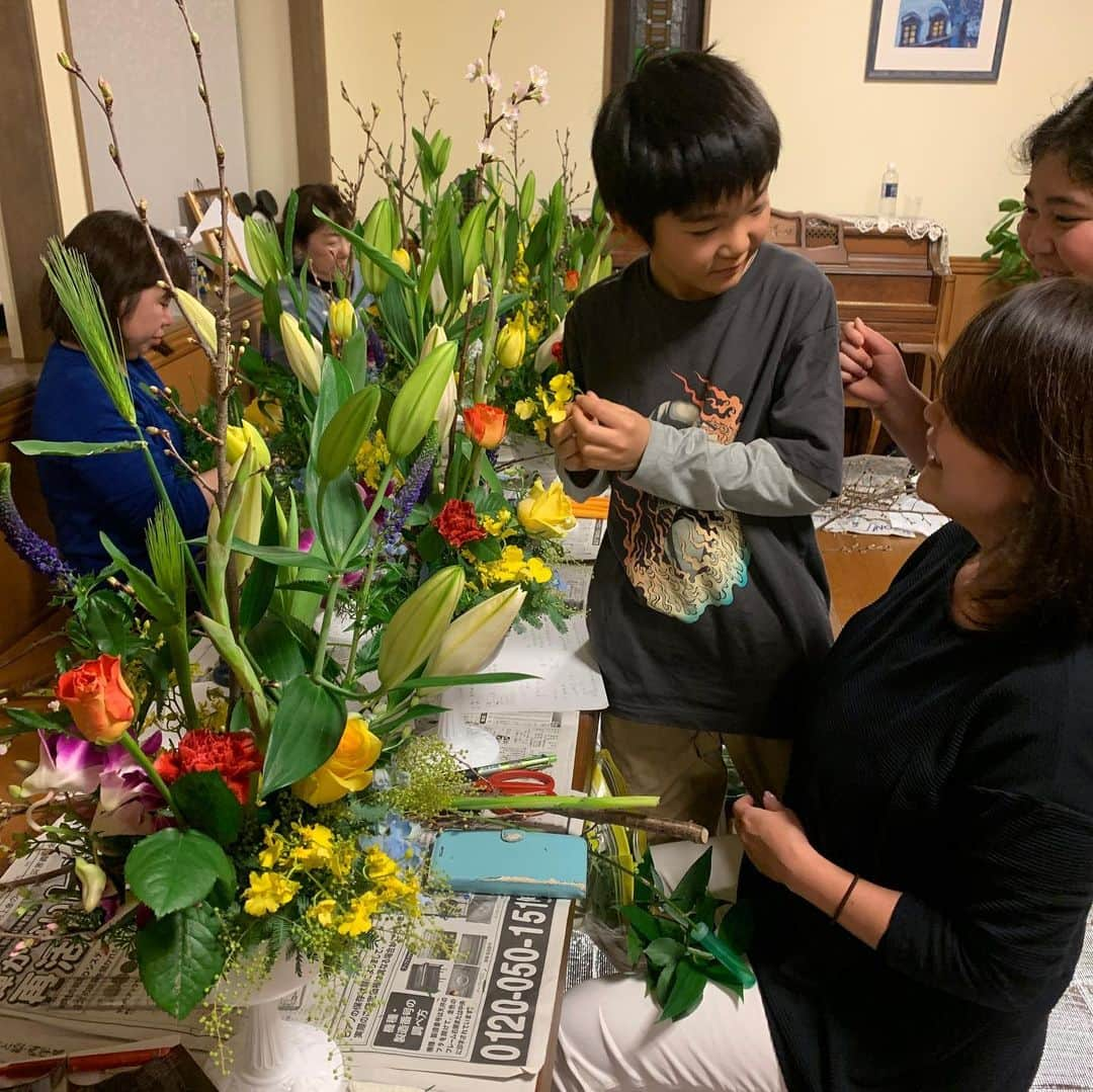 河島あみるさんのインスタグラム写真 - (河島あみるInstagram)「一月のお花の会💐 桜は枯れたらお箸にしまーす🥢 ☆ @flower_fairy_kureha さん いつも素敵なお花をありがとうございます🌸 #お花の会#月に一回のお楽しみ#春の花#桜🌸花のある暮らし#japaneseflower」1月17日 22時54分 - amiru_kawashima