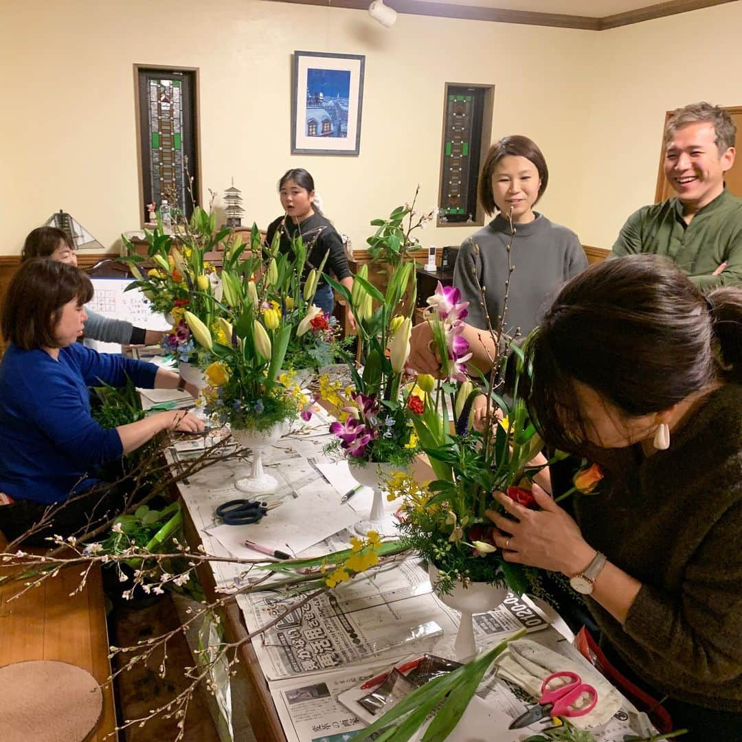 河島あみるさんのインスタグラム写真 - (河島あみるInstagram)「一月のお花の会💐 桜は枯れたらお箸にしまーす🥢 ☆ @flower_fairy_kureha さん いつも素敵なお花をありがとうございます🌸 #お花の会#月に一回のお楽しみ#春の花#桜🌸花のある暮らし#japaneseflower」1月17日 22時54分 - amiru_kawashima