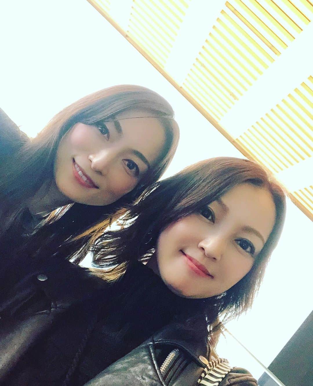 松本英子のインスタグラム：「#加藤いづみ 先輩と、 ミュージカル『天国の本屋』を観劇✨✨✨ ココロがあったかくなったり、キュン💓となったり、、、それぞれの歌も素晴らしくて息子にも見せてあげたいなと思うミュージカルでした^_^  個人的にはブラザートムさんがツボでした🤣  歌唱指導の今井マサキ氏のお仕事っぷりも拝見できて感激😭✨✨ 「うたと詩」のライブに向けて、インプット作業の日々。まさに次のステージの参考になりまくりの内容でした😆  頑張るぞー💪  #天国の本屋 #ミュージカル #abcz #河合郁人 #乃木坂46 #井上小百合  #ブラザートム #今井マサキ」