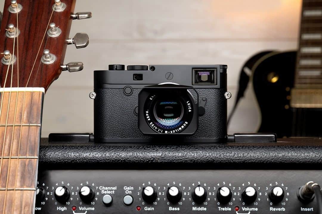 のインスタグラム：「The #LeicaM10Monochrom opens the door to a new dimension of #blackandwhitephotography. Equipped with a newly developed 40MP sensor, the camera delivers an extremely high-quality rendition with breathtaking detail resolution. Follow the link in our bio to learn more.  #Leica #LeicaCamera #🔴📷 #LeicaM10 #LeicaM」