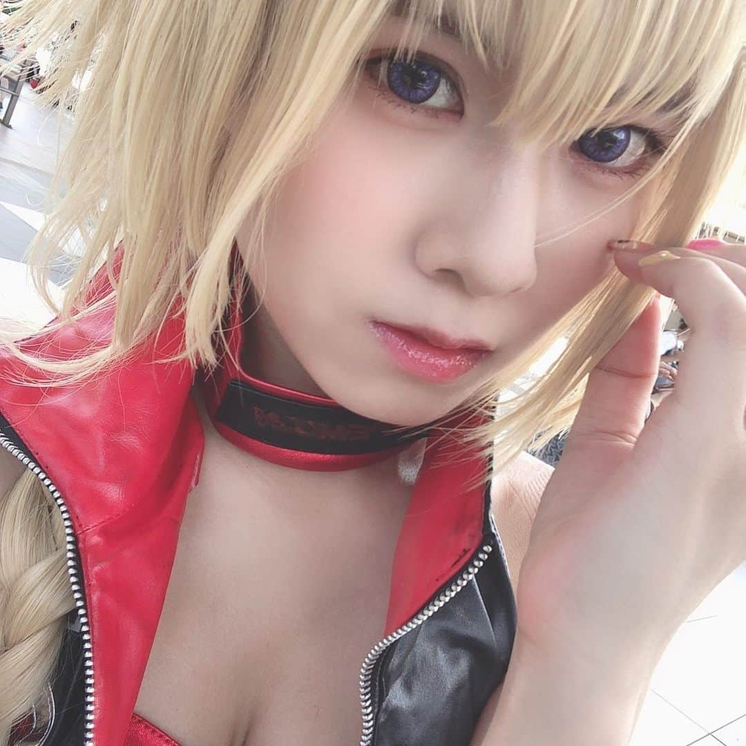 七瀬さくらさんのインスタグラム写真 - (七瀬さくらInstagram)「去年の #夏コミ 🌞🌴🏄🎇🎆 #fateapocrypha #レーシングジャンヌ #アポクリファ #フェイトアポクリファコスプレ . .  今年の夏コミは #ゴールデンウィーク にやるんだからもう大変😂👏 今からガンガン新刊作るぞ～～！！ 今年は忙しい年にするぞ！#2020 . . ずーーーっと、ショートダウンジャケットが欲しくて悩んでたんだけど、Yahooショッピングの #zozotown 安すぎて2着買った🙏🏻✨✨ #firstdown と #ingni のショートダウン👏🌸 早く届いて欲しい( '-' 三 '-' ) 黒のショートダウンだけ買う予定だったのに、ファーストダウン安すぎてつい🤭🤭🔥 みんなは今年どんな服買った？福袋も買いたかったなー！🥺💥💥 . . #ショートカット女子 #七瀬さくら  #コスプレ #コスプレイヤー  #cosplayersofinstagram #cosplayer #cosplaygirl #kawaiigirl #otaku #косплей #cosplaylife #cosplaying #코스프레 #كوسبلاي  #角色扮演」1月17日 23時09分 - 739ra