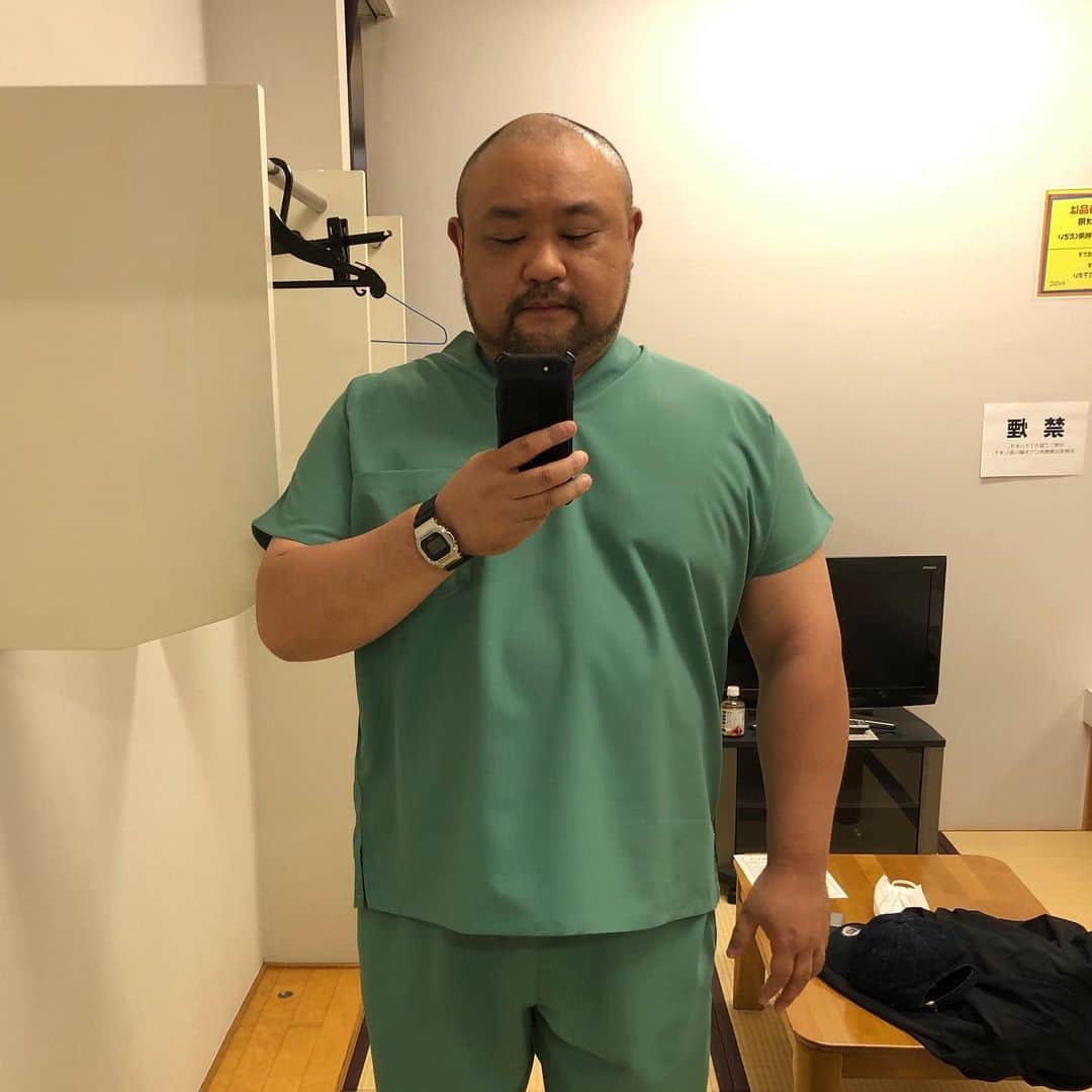 丸山ゴンザレスのインスタグラム：「「病室で念仏」密着ディレクター役でした。現場では伊藤英明さんやムロツヨシさん、スタッフのみなさんにお世話になりました。特にムロツヨシさんとは「重版出来」の沼さんエピソードに感動したことを伝えることができました。ちなみに手術着の衣装なのに刑務所感ありました。」