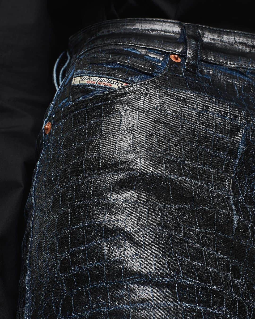 ディーゼルのインスタグラム：「As comfy as shocking: this is #DieselPreSpring20. Can’t resist to this sexy piece, can you?」