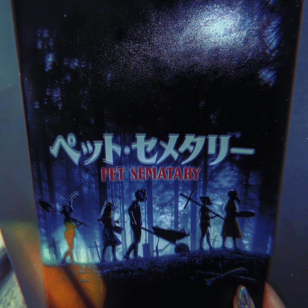 YU-KAさんのインスタグラム写真 - (YU-KAInstagram)「本日より公開 🎥ペットセメタリー スティーヴンキング様最大の問題作　リメイク版 愛する者を失った時正しさを保てるだろうか。 もしあの土地が本当にあったら、？ 人間のエゴが集まって手が追えなくなり 世界は滅びるだろう。 愛の境界線を超えてしまった時 それは狂気のメスと化す 運命を逆らう程の欲を持ってしまうと 悲劇をも招き兼ねない、ということですね。 何ともやるせないなぁ これをハッピーエンドと捉えるか、は その人次第。私が感じたのは、希望の方でした。 個人的には原作の大好きな貫通シーンが 登場してきて嬉しい演出でした❤️ #movie #tempurakidz」1月17日 23時25分 - yuka19981114