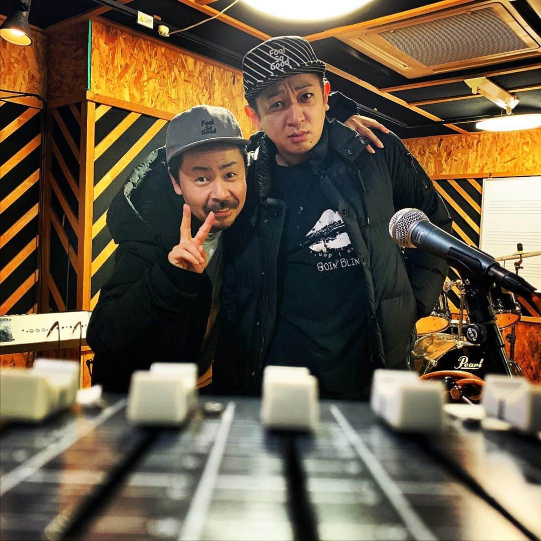こーいちのインスタグラム：「2人でスタジオ。  #俺が肩組んでんのにヤツはポッケイン #決めた #ヤツとは一生肩組まない」