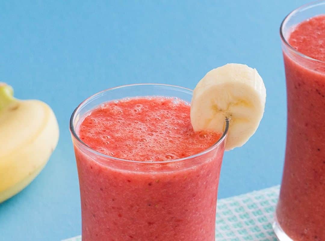 Dole Packaged Foods（ドール）のインスタグラム：「Breakfast is ready in 5 minutes when you blend up this berry-licious Banana Berry Lemon Smoothie! 🍌 🍓 🍋」