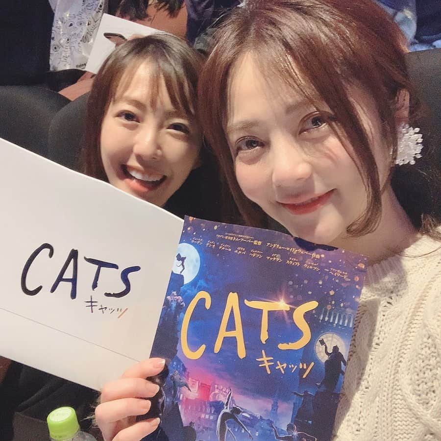 大井智保子さんのインスタグラム写真 - (大井智保子Instagram)「こんばんは🌙 . ついに映画化🎟 1月24日に公開される『CATS』の試写会にご招待いただきました🐈 ちかちゃんが誘ってくれたよ♡ありがと♡ 広島THE OUTLETのkate spadeで買ったお気に入りのネコちゃんバッグで♠︎ . 圧巻の歌声とダンス、セットに街の夜景、全てがすごかった…何度も鳥肌が立ちました😯 ネコちゃんたちの夜明けのクライマックス、あの有名な曲はガツンと涙腺にきます…‼︎ . 髭男さんやロバート秋山さんの歌声が聴ける吹替え版も絶対見たいよー😍 公開が楽しみすぎますね🐈 . . #映画キャッツ @catsmovie_jp  #cats #cinema #映画 #映画鑑賞 #キャッツ好きな人と繋がりたい #キャッツ好きと繋がりたい #pr #試写会 #ネコ #猫 #ネコちゃん #ネコバッグ #bag #katespade #ケイトスペード #ケイトスペードニューヨーク  #theoutlet #東京タワー #六本木 #六本木ヒルズ」1月17日 23時31分 - chihokoi