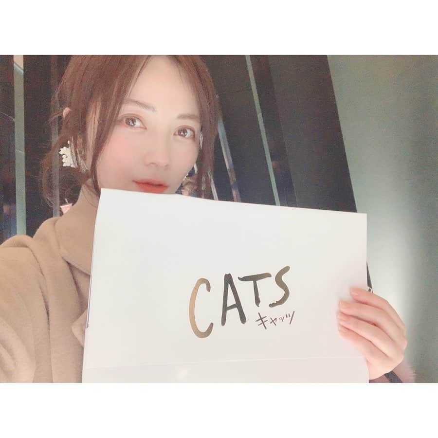 大井智保子さんのインスタグラム写真 - (大井智保子Instagram)「こんばんは🌙 . ついに映画化🎟 1月24日に公開される『CATS』の試写会にご招待いただきました🐈 ちかちゃんが誘ってくれたよ♡ありがと♡ 広島THE OUTLETのkate spadeで買ったお気に入りのネコちゃんバッグで♠︎ . 圧巻の歌声とダンス、セットに街の夜景、全てがすごかった…何度も鳥肌が立ちました😯 ネコちゃんたちの夜明けのクライマックス、あの有名な曲はガツンと涙腺にきます…‼︎ . 髭男さんやロバート秋山さんの歌声が聴ける吹替え版も絶対見たいよー😍 公開が楽しみすぎますね🐈 . . #映画キャッツ @catsmovie_jp  #cats #cinema #映画 #映画鑑賞 #キャッツ好きな人と繋がりたい #キャッツ好きと繋がりたい #pr #試写会 #ネコ #猫 #ネコちゃん #ネコバッグ #bag #katespade #ケイトスペード #ケイトスペードニューヨーク  #theoutlet #東京タワー #六本木 #六本木ヒルズ」1月17日 23時31分 - chihokoi