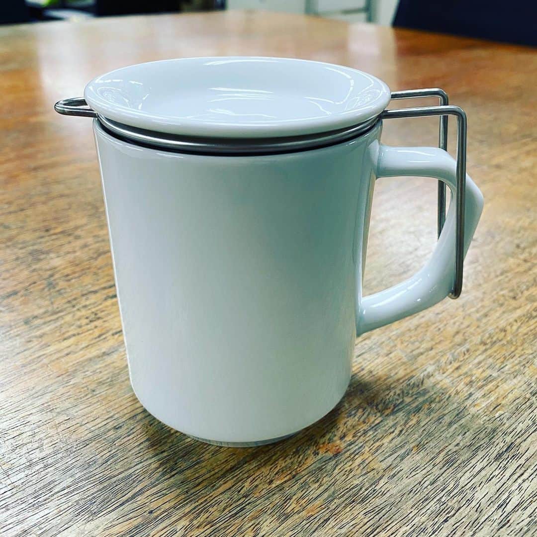 福島暢啓のインスタグラム：「私が一目惚れしたマグカップ。お茶入ったら、フタ兼小皿に茶漉しを置ける。しかも網はステンレスで、洗うのも簡単。完璧。」