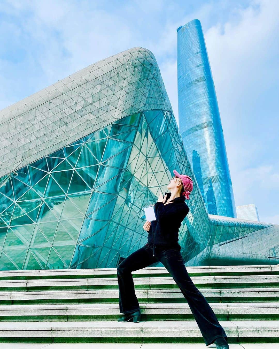 のインスタグラム：「.📄2020.01.03 广州大剧院 広州公演千秋楽の日。 毎日ホテルから楽屋までバスだったので どうしても劇場の外観を見てみたくて 許可を頂いて、劇場一周ツアーへ🐥 中から見ても、外から見ても 本当に素敵な劇場で、感動〜✨ それにしてもこの辺りは高層ビルが多くて 未来の世界に来たみたいでした…😳‼︎ . #段差職人 #俺にとっちゃどんな段差も大階段さ #モコモコウェアで精一杯格好つけるも #誇らしげに掲げた入館証は裏向き #ちょっぴりドジな段差職人」