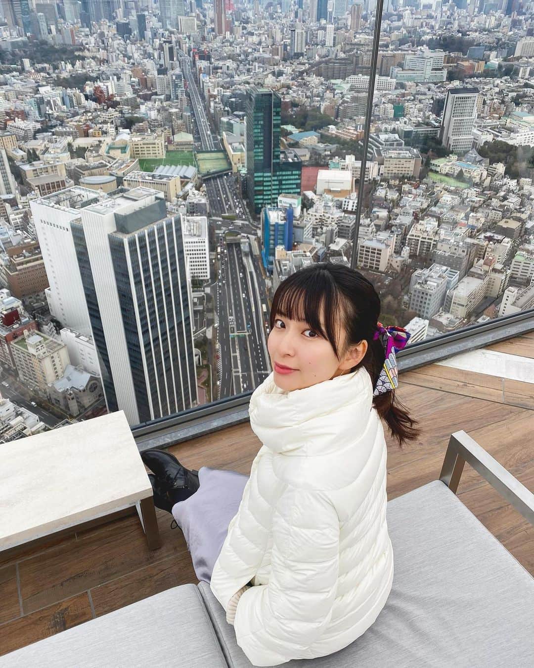 岩間恵のインスタグラム：「今夜から雪が降るようなので、 足元悪くなる前に渋谷をぶらぶら。  白いダウンで雪だるま風。  そして、皆さんの温かいお言葉、本当に嬉しかったです。 ありがとうございます😌❄️⛄️」