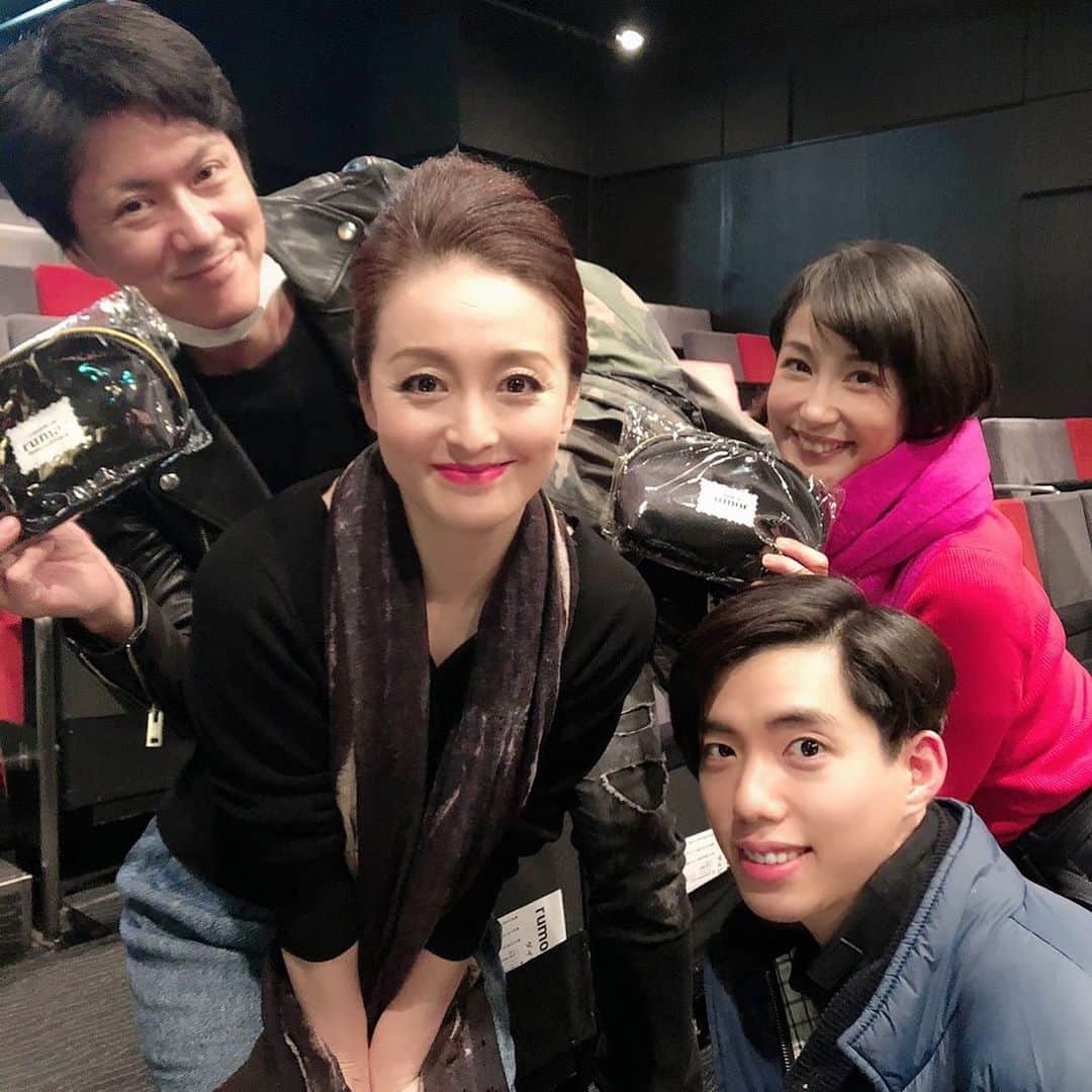 大月さゆのインスタグラム：「本日は赤坂レッドシアターにて 「rumor〜オルレアンの噂」を観劇しました！  中毒性高い荻田ワールド👑 キャストも最高！ どの場面も魅力的でした。 えりさんの演奏も、飛び入りのギタリストも素敵だったぁ。  そして、月影瞳様✨ もう「ぐんさん😚」なんて気安く呼べない。 美しさと深さと発光が凄まじくて、感動しました😭 舞台に現れた瞬間、松野君と一緒に「きれい、、、」と呟いてしまいました😳  会場に揃った「シャボン玉メンバー」とパシャリ📸 吉野さんは、本日のシャボン玉の福井さん千秋楽もご覧になっていたので、本日二本立て！  素敵な舞台を目の当たりにして、明日からの「シャボン玉、、、」が一層頑張れます。  #rumorオルレアンの噂  #シャボン玉とんだ宇宙までとんだ  #月影瞳 様 #吉野圭吾 さん #松野乃知 さん #rumorキャスト皆さんハラショ」