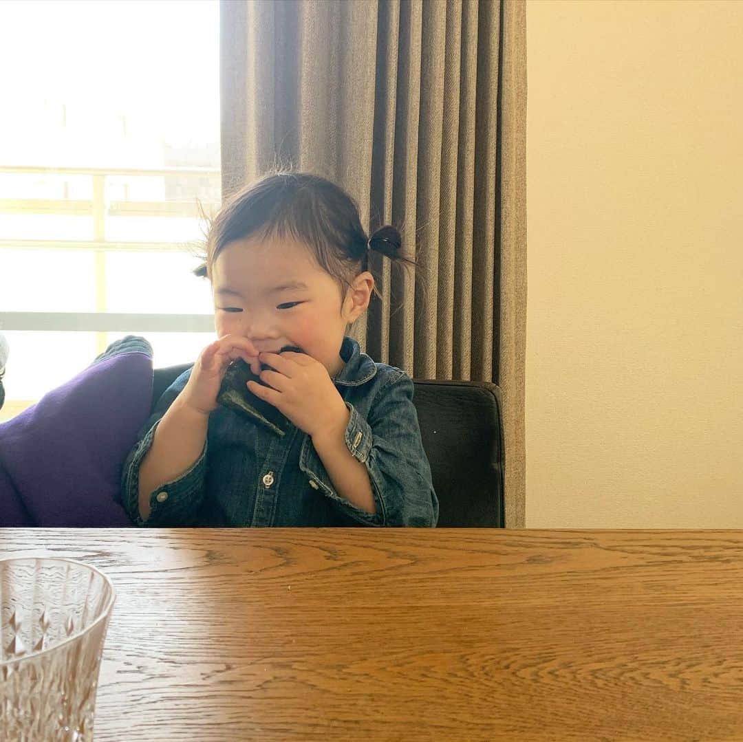 鈴木六夏さんのインスタグラム写真 - (鈴木六夏Instagram)「海苔姫。  大１枚、３秒くらいで食べ終わります。早っ！ #qさん　#お兄も大好きだったなぁ」1月17日 23時37分 - rikuka.62