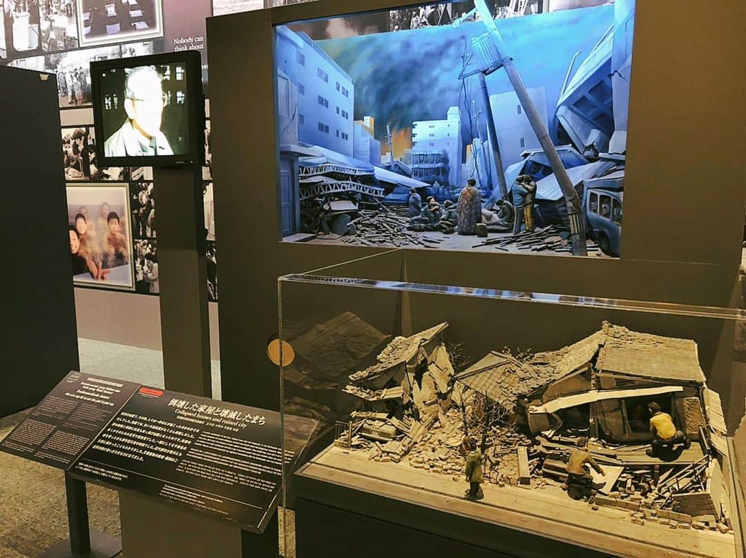 DJ みぃさんのインスタグラム写真 - (DJ みぃInstagram)「1995年1月17日午前5時46分。阪神・淡路大震災が発生しました。毎年たくさんのニュースで当時のことを知りますが、より深く知りたいと思い、神戸の『人と防災未来センター』に行ってきました。入り口から沢山の資料が展示されていたり、大型スクリーンで地震破壊のすさまじさを目の当たりにしたり、復興に至るまでの街と人を映像で観たり、語り部の方々から当時の悲惨な状況を教えて頂いたり、、。知れば知るほどすごくつらかったです。でも悪いことばかりではなく、被災された方々の手紙には数多くのボランティア、自衛隊のみなさんへの感謝の言葉が綴られていて、その言葉に救われるものがありました。防災や減災の為にもすごく勉強になりましたし、改めて両親や旦那さんと震災について話すキッカケにもなりました。当時を知らない人、若い人たちは絶対に一度は訪れてほしい場所です。 #阪神淡路大震災から25年 #人と防災未来センター #当時のことを語り継ぐことそれを今に生かすことがとても大事だと思います」1月17日 23時38分 - dj.meee