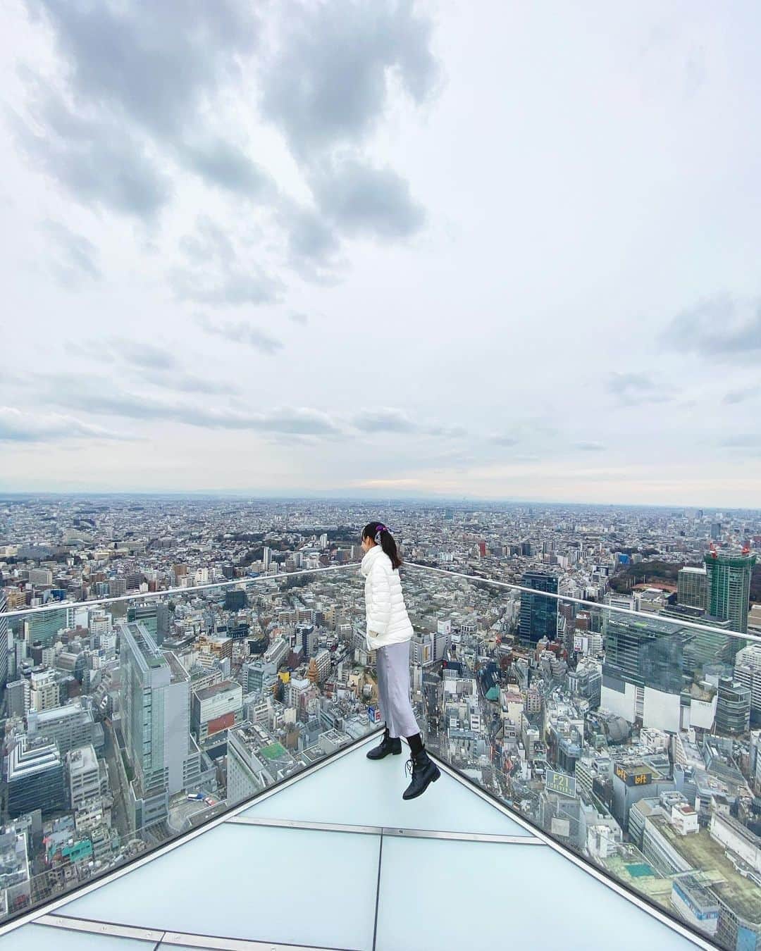 岩間恵さんのインスタグラム写真 - (岩間恵Instagram)「今夜から雪が降るようなので、 足元悪くなる前に渋谷をぶらぶら。  白いダウンで雪だるま風。  そして、皆さんの温かいお言葉、本当に嬉しかったです。 ありがとうございます😌❄️⛄️」1月17日 23時42分 - iwamame