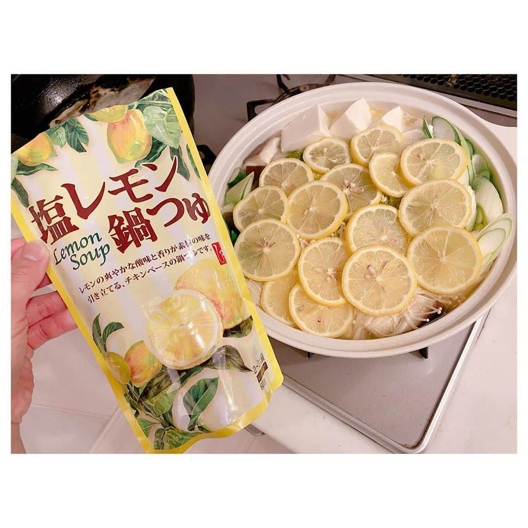 辻希美さんのインスタグラム写真 - (辻希美Instagram)「今話題の塩レモン鍋つゆ🍋🍋🍋#カルディ  #塩レモン鍋つゆ #今話題 #🍋🍋🍋 #さらにレモン追加 #ビタミンC #顎に出来たニキビ　ぃゃ #吹き出物　。。。 #治るかな #😭😭😭 #もうニキビの歳じゃないよね #後数ヶ月で、、、 #33歳 #ゾロ目」1月17日 23時48分 - tsujinozomi_official