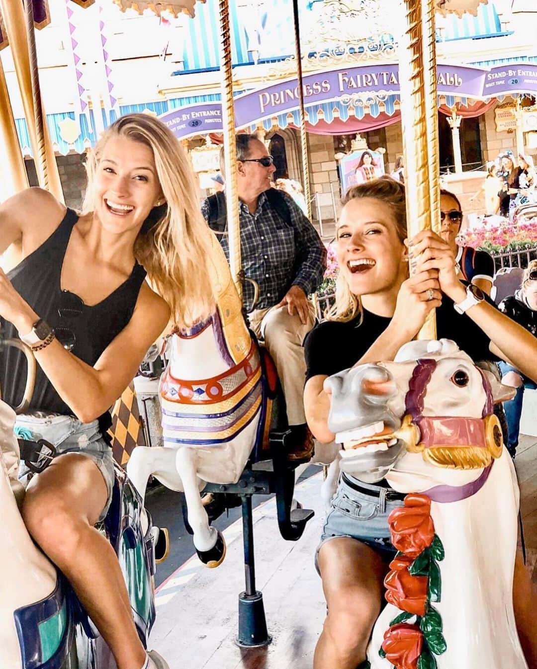 ベッキー・ベレスウィルのインスタグラム：「Walt Disney World Marathon weekend! So thankful for the strong support of family and friends for my husband over seas and me this past week. @_ken_jackson and I are so grateful for your love and prayers. 💛🙏 #wdw #fbf」