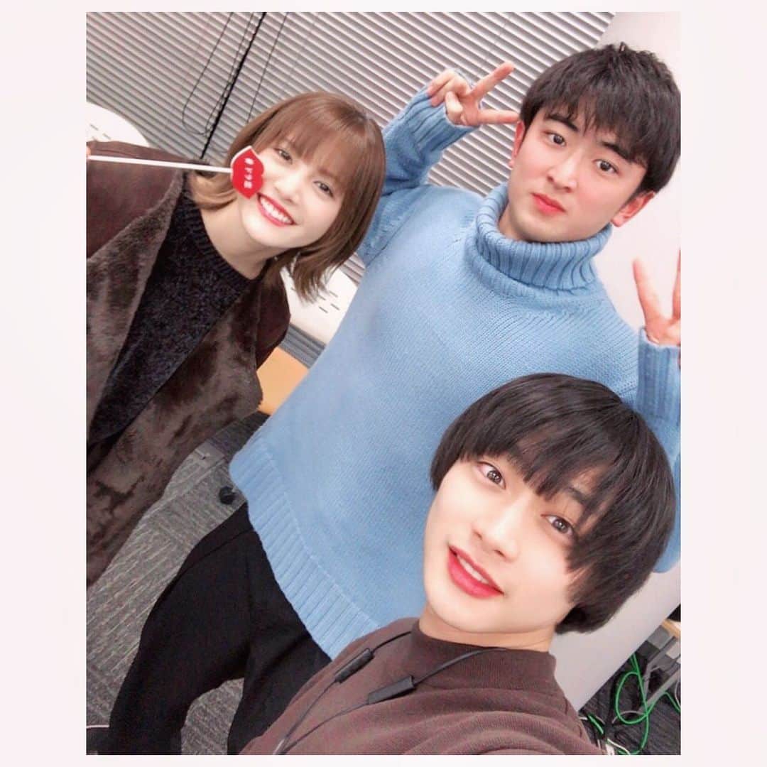 美沙玲奈のインスタグラム：「🌹AbemaTVで1月25日からスタートする、 『恋愛ドラマな恋がしたい~Bang Ban Love~』 第1話✨を観てきました🙈💋 凄く面白くて何回も笑ったし、え？え😳？！ みたいな事もあったり‥///ひゃー！ですよ！笑 もう楽しみで仕方ないです🙌‼️ ハイ！ 久々に会った亜門くんと葵くんのラブラブペア🐾 今日も平和にラブラブでした🐥笑 ⇒@dorakoi_abematv_official  #恋愛ドラマな恋がしたい #ドラ恋 #abematv #新シーズン」
