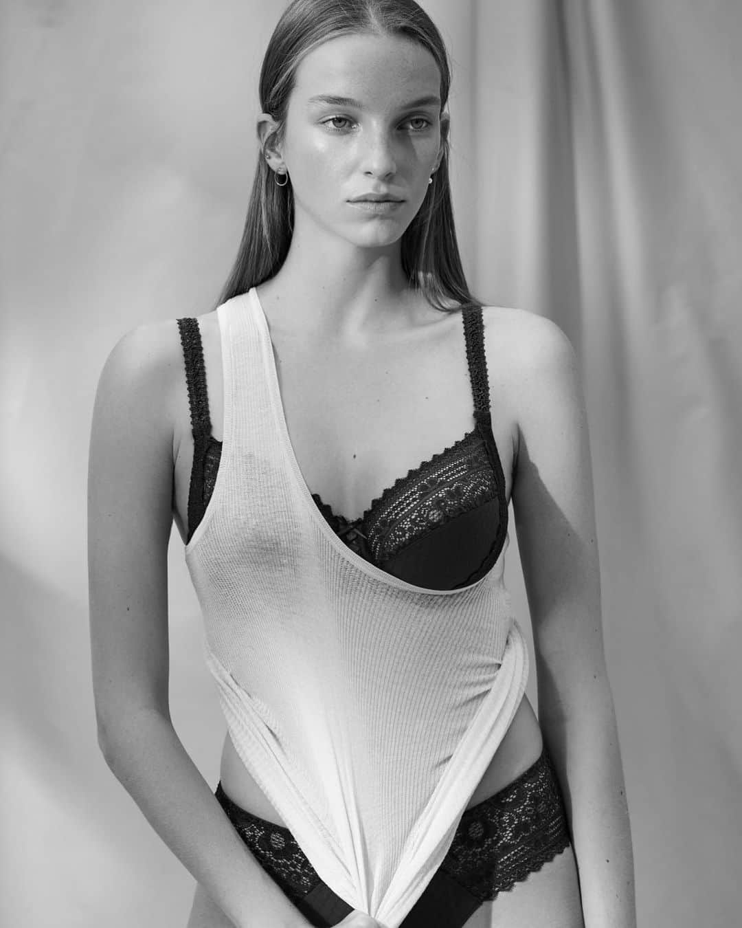 レジャビーのインスタグラム：「Des créations dédiées aux poitrines généreuses et sensuelles, mettant en valeur les formes. L'univers LEJABY+ incarne l'expertise de MAISONLEJABY en matière de confort et de sensualité. Grâce à un assemblage en 3 parties du bonnet, ainsi qu'un dos et des bretelles plus larges, les lignes LEJABY+ garantissent maintien aux différentes poitrines et morphologies. —— Creations specifically designed to showcase fuller, sensual busts. The LEJABY+ world for embodies the expertise of MAISONLEJABY in comfort and sensuality. With three-section cups and larger back bands and straps, the LEJABY+ lines guarantee support for different busts and shapes. #maisonlejaby #lingerie #lejaby+ #grandetaille #poitrine #soutiengorge #french #frenchlingerie #model」