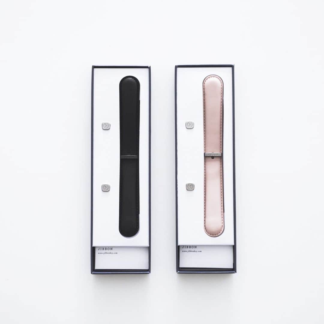 のインスタグラム：「Just got our @jibbonkey key organizers! There is no white color in their color variation, so I changed its color into white by Somay-Q leather paint splay! What do you think? ﻿ ﻿ ﻿ ﻿ ﻿ カバンの中でカギたちがスマホの画面などに傷を付けてくださるのが気になってたこともあり @keitap とキーオーガナイザーを探していて見つけたJIBBON。﻿ ﻿ 輸入代行業者がクラファンやってるみたいだけれど公式から買ってみた。レザーの質感良くステッチも綺麗でなかなか良い感じ🙆🏻‍♀️﻿ ﻿ で、カラバリに白がなかったので、早速染めQ使って塗ってみました（4枚目から）✌️思ってたよりちょいと黄色っぽい白だったけれど、なかなか綺麗に仕上がって満足満足🤍﻿ ﻿ ﻿ ﻿ #jibbon#jibbonkeyorganizer#keyorganizer#染めQ#キーオーガナイザー#キーケース#somayq#diy#whitemania」
