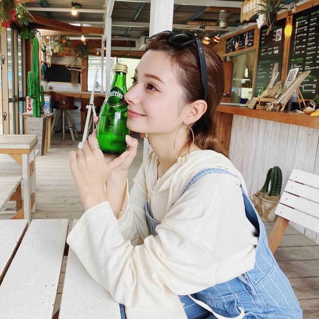 HELENAのインスタグラム：「SUPとシュノーケリングした後、古宇利島のカフェ🐠☀️☀️ #ビールより炭酸水」