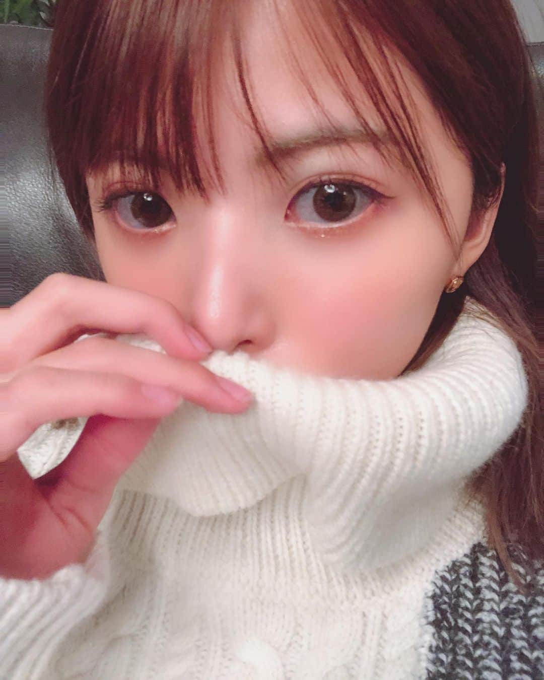 岡田栞奈のインスタグラム：「顔が埋まる程の デカ襟ニットちゃん(•'-'•) 埋れてみたらあざとくなった(？) #最近1人でハマってます #あざとコーデシリーズ　#あざとい系女子  #結局この季節はニット」